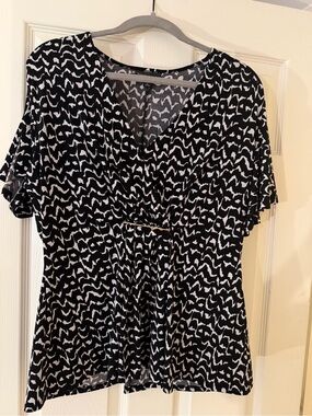 BOLD elements Black & White Printed V-Neck Blouse